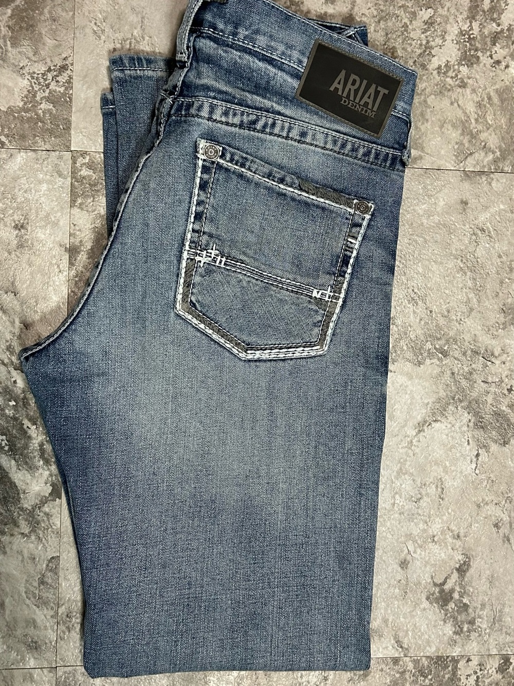 ARIAT MEN'S M2 STIRLING LIGHT WASH RELAXED BOOTCUT FIT DENIM JEANS